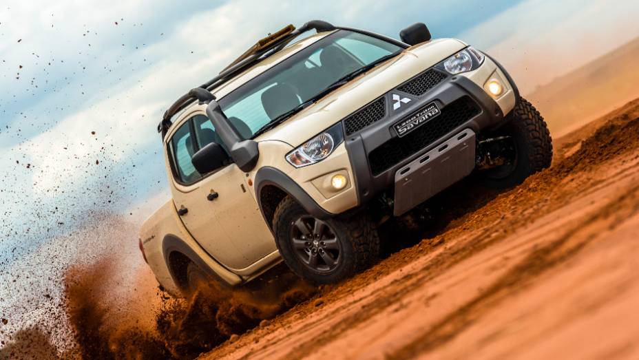 14) Mitsubishi L200 Triton Savana 20 Anos - Entre as nacionais, só pacotes de equipamento geram séries especiais e versões. O destaque é a Mitsubishi. Esta série especial foi criada para celebrar o aniversário do rali Mitsubishi Motorsports