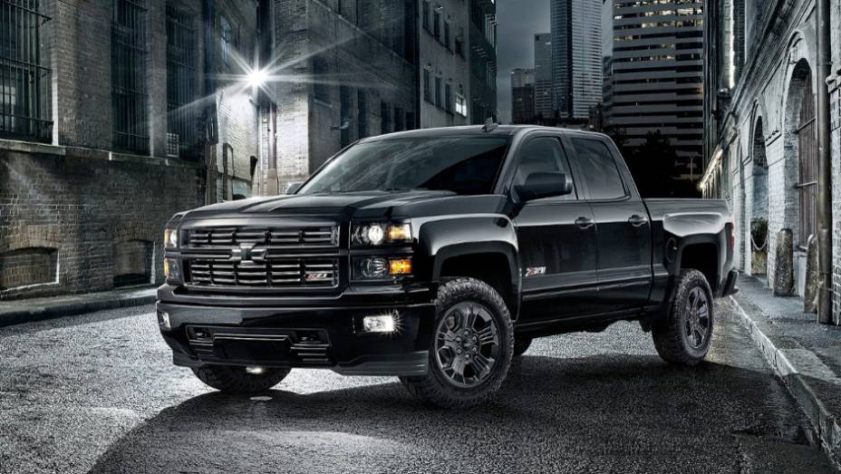 2) Chevrolet Silverado Midnight Edition - Destaque previsto para o Salão de Chicago, essa é uma Silverado Z71 com pintura e acabamento negros, como nas rodas aro 18. O aspecto urbano faz par com a GMC Canyon Nightfall Edition