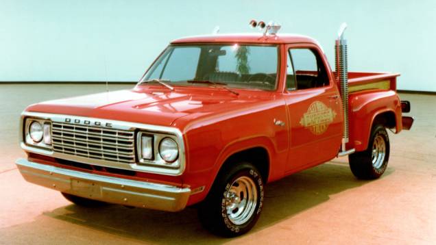 4) Dodge Lil Red Truck (1978-1979) - Com caçamba estreita, paralamas ressaltados atrás, acabamento em madeira e escapamentos cromados de caminhão, usava o V8 dos carros de patrulha da marca, modificado para gerar 225 cv