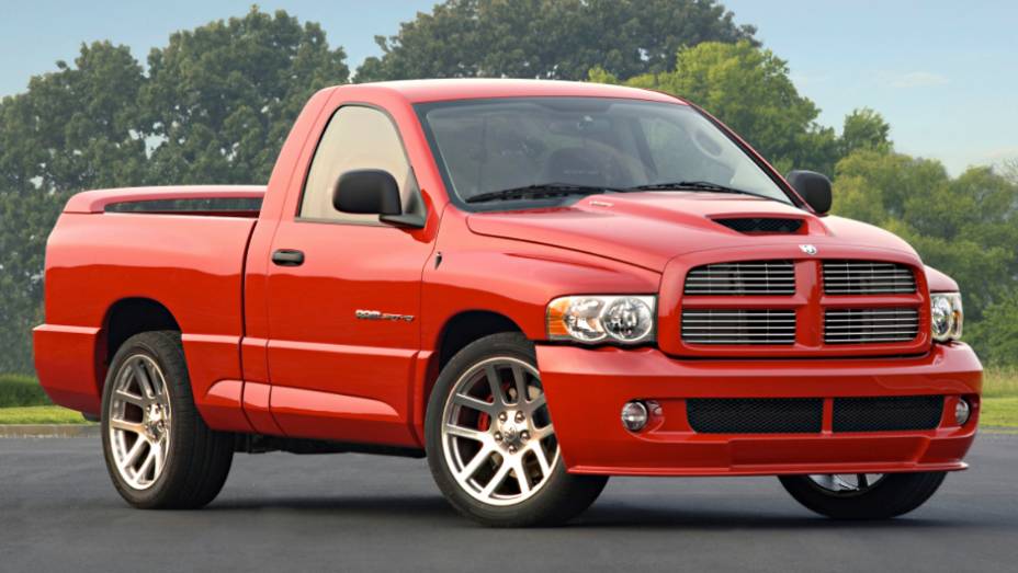 6) Dodge Ram SRT10 (2004-2006) - Inspirado no Lil Red Truck, herdou o V10 de 8.3 litros e 500 cv e o câmbio manual de seis velocidades do Viper. O 0 a 96 km/h era feito em 5 segundos. Em 2005 veio a cabine dupla automática