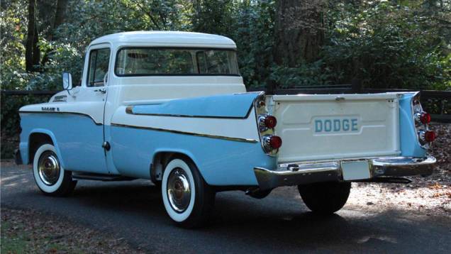 7) Dodge D100 Sweptside (1957-1959) - Como este exemplar leiloado pela Barrett-Jackson mostra, a Sweptside era uma versão customizada ao estilo rabo-de-peixe pela Dodge. Podia vir com câmbio automático acionado por botões
