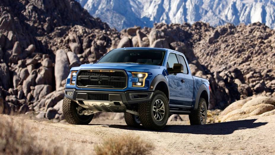 8) Ford F-150 Raptor - Agora equipada com motor Ecoboost V6, no lugar do V8 de 411 cv, e câmbio automático de 10 velocidades, sua tração integral e o controle de estabilidade operam em diferentes modos de condução