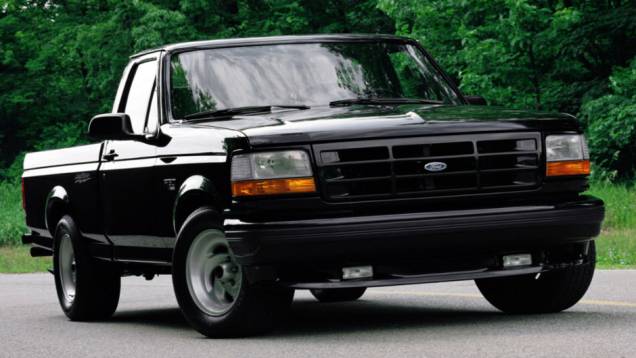 9) Ford SVT F-150 Lightning (1993-1995) - Antes da Raptor, a Ford explorou a aceitação de uma versão esportiva da F-150 com a Lightning (raio). Seu V8 de 5.4 litros de 240 cv foi retrabalhado pela preparadora da marca, a SVT