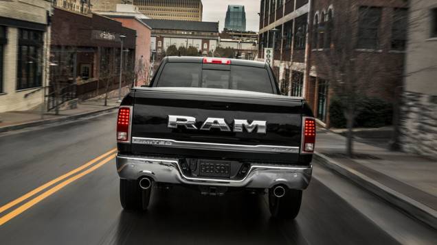 Inscrição "Ram" surge em letras garrafais na caçamba | <a href="https://quatrorodas.abril.com.br/noticias/fabricantes/ram-divulga-picape-laramie-limited-edition-835720.shtml" rel="migration">Leia mais</a> Inscrição "Ram" surge em letras garrafais na caçamba | <a href="https://quatrorodas.abril.com.br/noticias/fabricantes/ram-divulga-picape-laramie-limited-edition-835720.shtml" rel="migration">Leia mais</a>