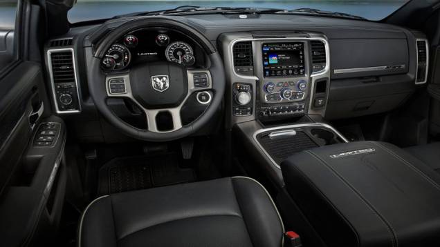 Interior conta com bancos em couro na cor preta. Cromado também marca presença no console, revestido na cor grafite | <a href="https://quatrorodas.abril.com.br/noticias/fabricantes/ram-divulga-picape-laramie-limited-edition-835720.shtml" rel="migration">Leia mais</a> Interior conta com bancos em couro na cor preta. Cromado também marca presença no console, revestido na cor grafite | <a href="https://quatrorodas.abril.com.br/noticias/fabricantes/ram-divulga-picape-laramie-limited-edition-835720.shtml" rel="migration">Leia mais</a>