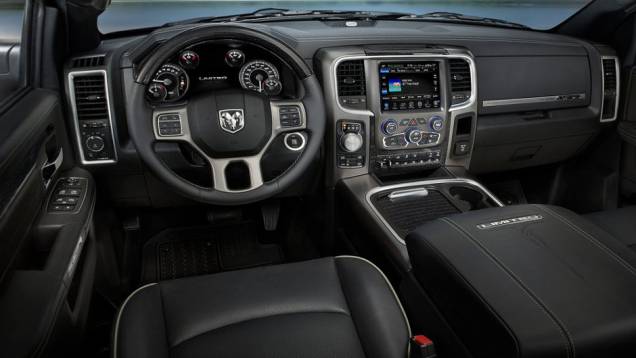 Interior conta com bancos em couro na cor preta. Cromado também marca presença no console, revestido na cor grafite | <a href="https://quatrorodas.abril.com.br/noticias/fabricantes/ram-divulga-picape-laramie-limited-edition-835720.shtml" rel="migration">Leia mais</a>