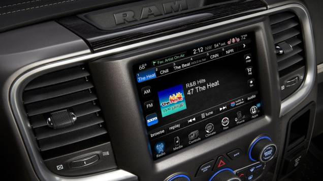Picape também apresenta monitor touchscreen com sistema multimídia | <a href="https://quatrorodas.abril.com.br/noticias/fabricantes/ram-divulga-picape-laramie-limited-edition-835720.shtml" rel="migration">Leia mais</a> Picape também apresenta monitor touchscreen com sistema multimídia | <a href="https://quatrorodas.abril.com.br/noticias/fabricantes/ram-divulga-picape-laramie-limited-edition-835720.shtml" rel="migration">Leia mais</a>