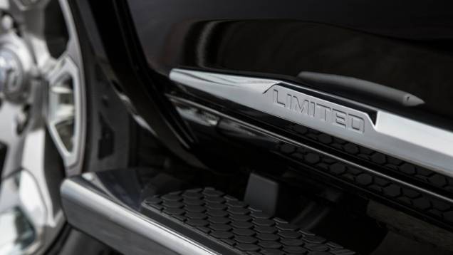 Soleiras cromadas reforçam o caráter da edição exclusiva | <a href="https://quatrorodas.abril.com.br/noticias/fabricantes/ram-divulga-picape-laramie-limited-edition-835720.shtml" rel="migration">Leia mais</a> Soleiras cromadas reforçam o caráter da edição exclusiva | <a href="https://quatrorodas.abril.com.br/noticias/fabricantes/ram-divulga-picape-laramie-limited-edition-835720.shtml" rel="migration">Leia mais</a>