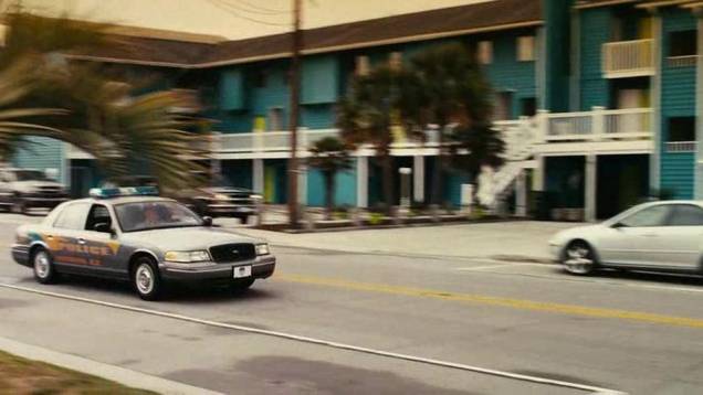 Piranha 3D é um daqueles filmes de terror que alguns amam e outros odeiam. Nele, o carro da polícia é o Ford Crown Victoria.
