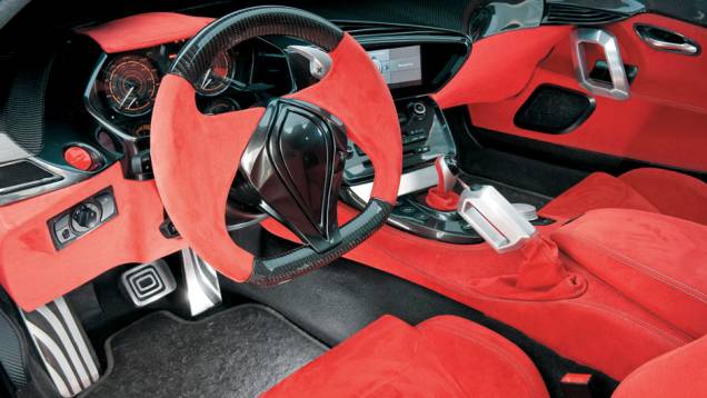 A fibra de carbono, na parte superior do painel, será substituída po plástico, para permitir a instalação dos airbags A fibra de carbono, na parte superior do painel, será substituída po plástico, para permitir a instalação dos airbags