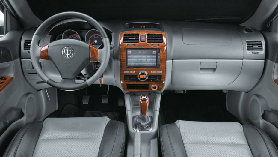 Interior com banco de duas cores é sóbrio e acomoda bem o corpo Interior com banco de duas cores é sóbrio e acomoda bem o corpo