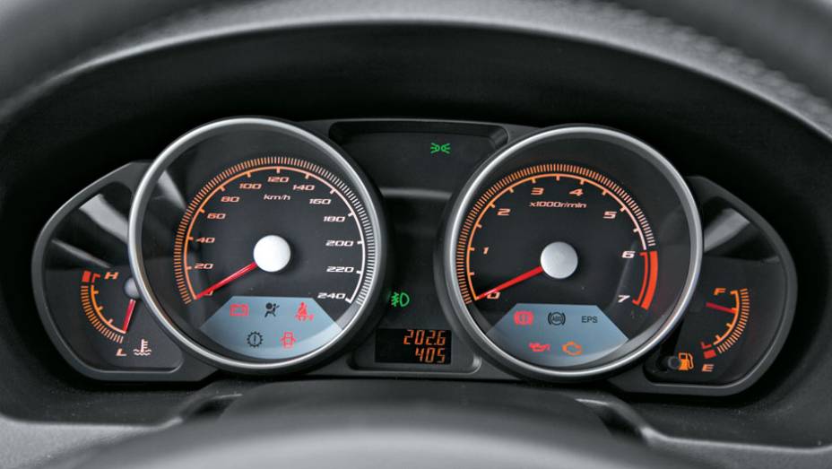 Iluminação laranja e quadro de instrumentos completo ajudam a conduzir à noite Iluminação laranja e quadro de instrumentos completo ajudam a conduzir à noite