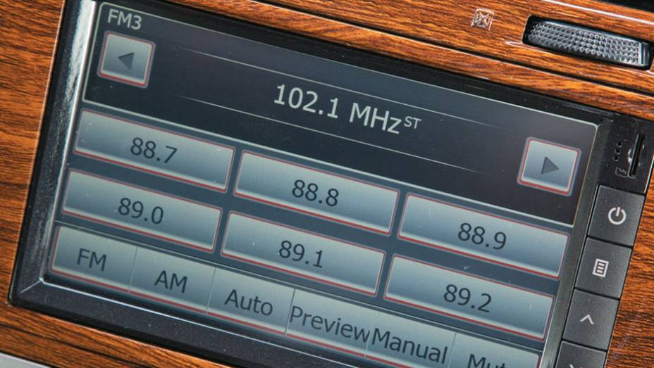 Tela sensível ao toque se insere no revestimento do painel, que imita madeira nobre Tela sensível ao toque se insere no revestimento do painel, que imita madeira nobre