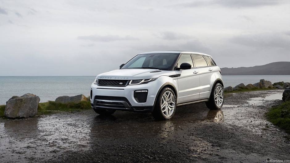 Repaginado, SUV ganhou retoques nos far&oacute;is e nas lanternas, que agora possuem luzes de LED | <a href="https://quatrorodas.abril.com.br/noticias/saloes/genebra-2015/evoque-reestilizado-estreia-genebra-839480.shtml" rel="migration">Leia mais</a>