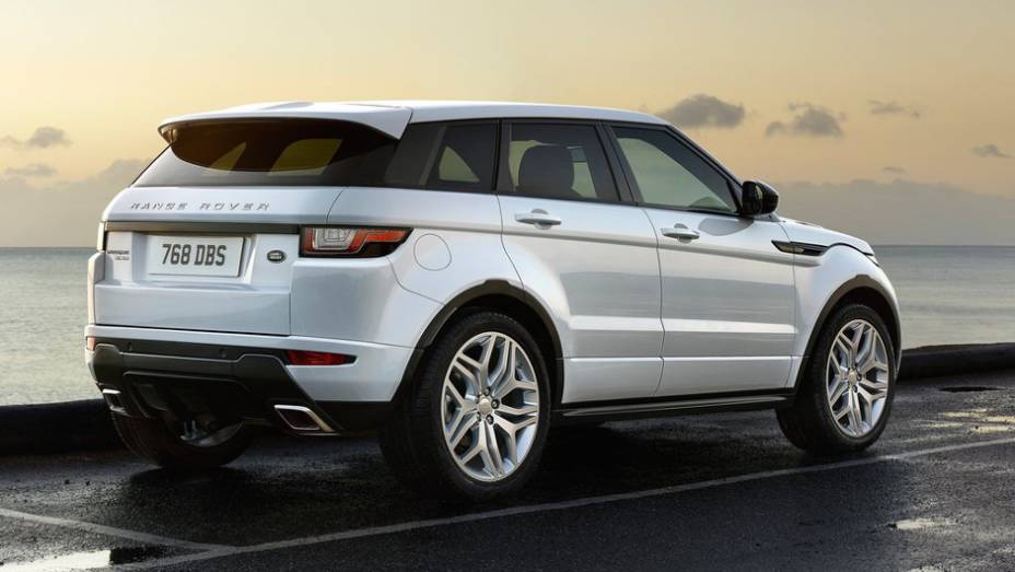 Modelo deve aderir também à nova família de motores Ingenium desenvolvida pelo grupo Jaguar Land Rover | <a href="https://quatrorodas.abril.com.br/noticias/saloes/genebra-2015/evoque-reestilizado-estreia-genebra-839480.shtml" rel="migration">Leia mais</a>