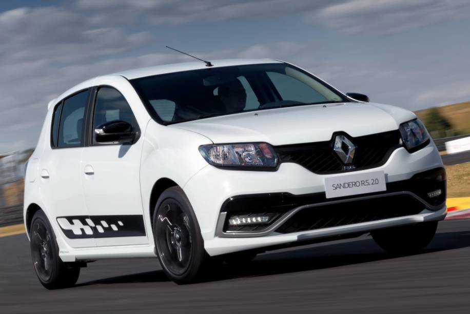 <strong>Renault Sandero R.S.</strong> – Produzido no Brasil, o Sandero R.S. é o primeiro R.S. produzido fora da França. Com motor 2.0 de 150 cv e câmbio manual de seis marchas, <a href="https://quatrorodas.abril.com.br/materia/impressoes-ao-dirigir-sandero-r-s-903040" rel="o hatch conquistou credenciais de um esportivo" target="_blank">o hatch tem credenciais de um </a>hot hatch.