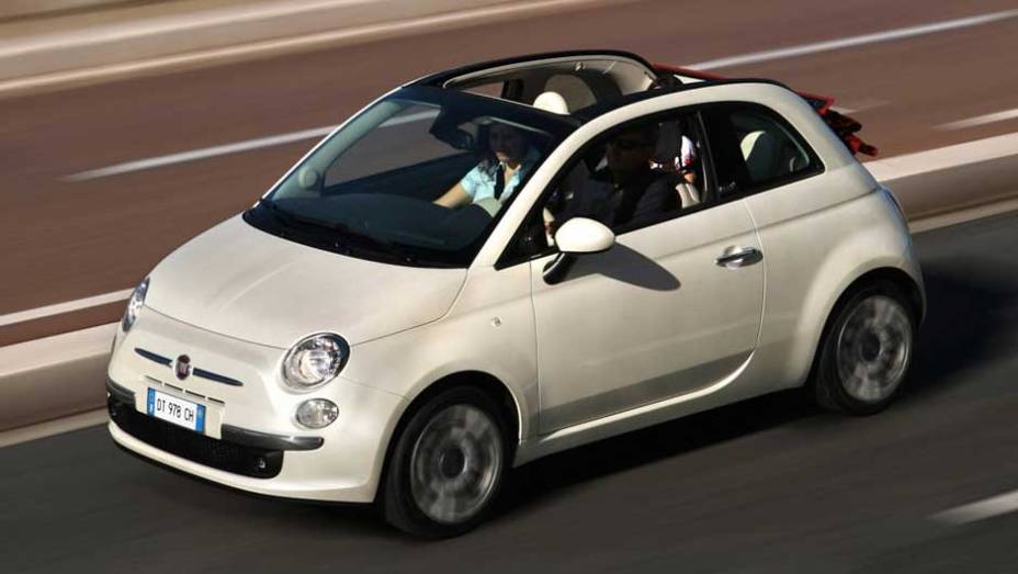 Fiat 500C: a versão sem teto do pequeno 500 será importada para cá com o motor 1.4 Multiair | <a href="https://quatrorodas.abril.com.br/salao-do-automovel/2012/carros/500-704044.shtml" target="_blank" rel="migration">Leia mais</a>