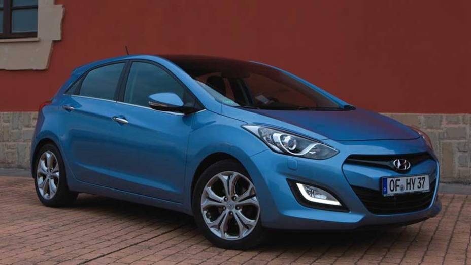 Hyundai i30: além do visual mais invocado, o i30 troca o motor 2.0 de 145 cv por um 1.6, provavelmente o de injeção multiponto com 128 cv | <a href="https://quatrorodas.abril.com.br/salao-do-automovel/2012/carros/i30-703958.shtml" target="_blank" rel="migration">Leia mais</a>