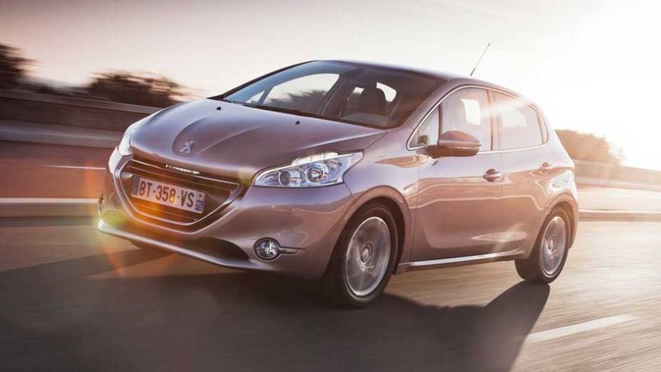 Peugeot 208: renovado, chega ao país com a missão de repetir o sucesso do 206 | <a href="https://quatrorodas.abril.com.br/salao-do-automovel/2012/carros/peugeot-208-703902.shtml" target="_blank" rel="migration">Leia mais</a>