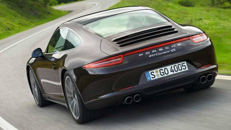 Porsche 911 Carrera 4S: equipado com um motor 3.8 boxer, ele tem 405 cv e vai de 0 a 100 km/h em 4,1 segundos | <a href="https://quatrorodas.abril.com.br/salao-do-automovel/2012/carros/911-carrera-4-4s-704309.shtml" target="_blank" rel="migration">Leia mais</a>