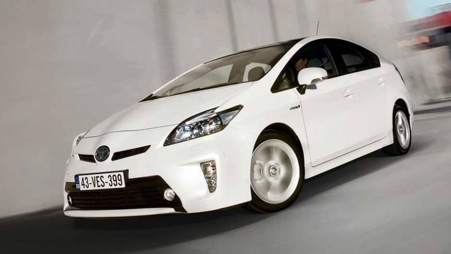 Toyota Prius: movido por um motor a gasolina com 98 cv e outro elétrico com 40 cv, ele transformou a marca em sinônimo de sustentabilidade | <a href="https://quatrorodas.abril.com.br/salao-do-automovel/2012/carros/prius-703953.shtml" target="_blank" rel="migration">Leia m</a>