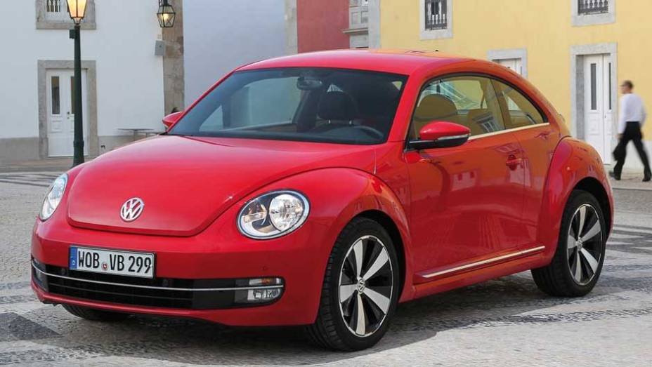 Volkswagen Fusca: chamado de Beetle nos Estados Unidos, o compacto virá para cá com o moderno motor 2.0 turbo de 200 cv | <a href="https://quatrorodas.abril.com.br/salao-do-automovel/2012/carros/fusca-703948.shtml" target="_blank" rel="migration">Leia mais</a>