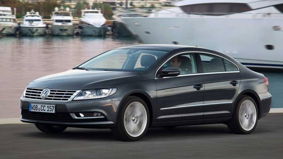 Volkswagen CC: lançado em 2008, passa por sua primeira reestilização para ficar com a cara do resto da família | <a href="https://quatrorodas.abril.com.br/salao-do-automovel/2012/carros/cc-703952.shtml" target="_blank" rel="migration">Leia mais</a>