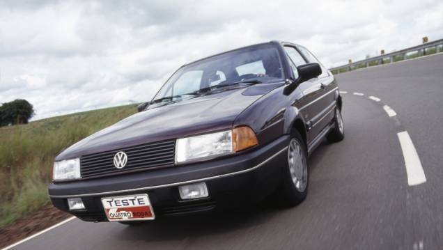 1991 - Chegava a segunda geração, redesenhada no Brasil. Inicialmente só na versão duas portas, seu perfil ficou mais arredondado e o motor contava com injeção eletrônica opcional
