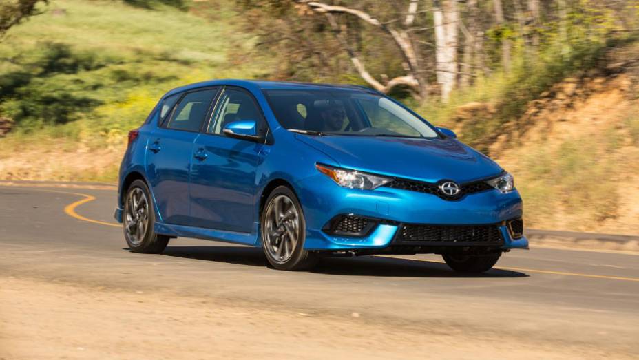 Versão rebatizada do Toyota Auris, hatch conta com motor 1.8 de quatro cilindros, com 137 cv | <a href="https://quatrorodas.abril.com.br/noticias/saloes/new-york-2015/scion-revela-im-versao-toyota-auris-eua-852403.shtml" rel="migration">Leia mais</a>