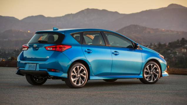 Transmissão é manual de seis velocidades ou CVTI de sete marchas como opcional | <a href="https://quatrorodas.abril.com.br/noticias/saloes/new-york-2015/scion-revela-im-versao-toyota-auris-eua-852403.shtml" rel="migration">Leia mais</a>