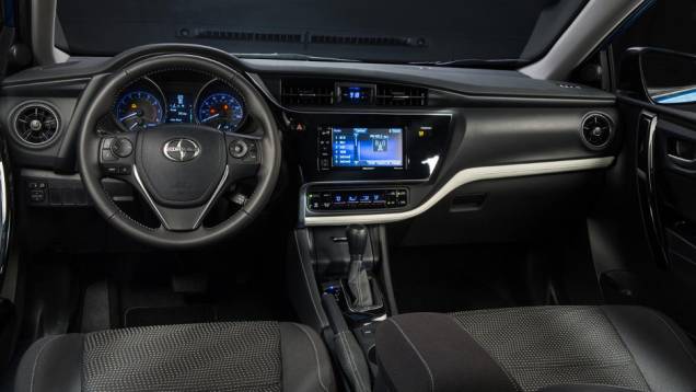 Modelo conta com oito airbags, incluindo proteção para os joelhos do motorista | <a href="https://quatrorodas.abril.com.br/noticias/saloes/new-york-2015/scion-revela-im-versao-toyota-auris-eua-852403.shtml" rel="migration">Leia mais</a> Modelo conta com oito airbags, incluindo proteção para os joelhos do motorista | <a href="https://quatrorodas.abril.com.br/noticias/saloes/new-york-2015/scion-revela-im-versao-toyota-auris-eua-852403.shtml" rel="migration">Leia mais</a>