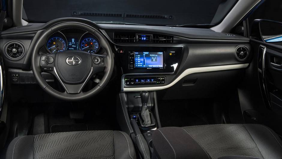 Modelo conta com oito airbags, incluindo prote&ccedil;&atilde;o para os joelhos do motorista | <a href="https://quatrorodas.abril.com.br/noticias/saloes/new-york-2015/scion-revela-im-versao-toyota-auris-eua-852403.shtml" rel="migration">Leia mais</a>