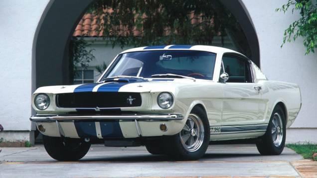 1965 - Shelby GT350 - Com o GT350, Shelby fez da versão fastback do Mustang, fenômeno de vendas, um mito das ruas e pistas, sem banco traseiro, mas com um V8 de 4.7 litros e 306 cv e suspensão reforçada