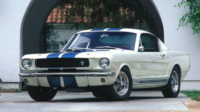 1965 - Shelby GT350 - Com o GT350, Shelby fez da versão fastback do Mustang, fenômeno de vendas, um mito das ruas e pistas, sem banco traseiro, mas com um V8 de 4.7 litros e 306 cv e suspensão reforçada 1965 - Shelby GT350 - Com o GT350, Shelby fez da versão fastback do Mustang, fenômeno de vendas, um mito das ruas e pistas, sem banco traseiro, mas com um V8 de 4.7 litros e 306 cv e suspensão reforçada