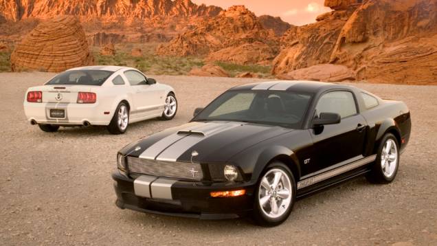 2007 - Shelby GT - Versão para venda do GT-H, atendendo a pedidos, ele se distinguia do mais potente GT500 também pela frente com desenho semelhante aos Mustang mais básicos e pela opção de câmbio manual