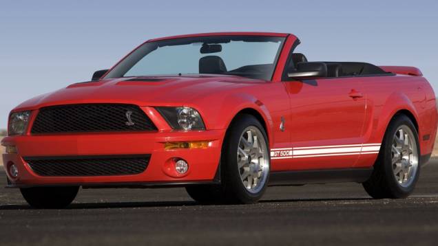 2007 - Shelby GT500 Convertible - O conversível também entrou na estratégia da Ford, equipado com um V8 de 5.4 litros e 500 cv, munido de um compressor Roots. O teto era do mesmo tecido usado no Jaguar XK