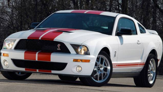 2007 - Shelby GT500 Red Stripe - Faixas vermelhas (e detalhes de acabamento na cor) garantiam o nome desse pacote de itens visuais. A carroceria podia ser branca ou preta. O interior era em couro preto e vermelho 2007 - Shelby GT500 Red Stripe - Faixas vermelhas (e detalhes de acabamento na cor) garantiam o nome desse pacote de itens visuais. A carroceria podia ser branca ou preta. O interior era em couro preto e vermelho