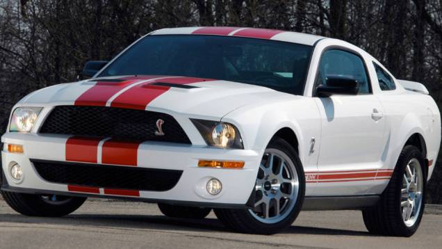 2007 - Shelby GT500 Red Stripe - Faixas vermelhas (e detalhes de acabamento na cor) garantiam o nome desse pacote de itens visuais. A carroceria podia ser branca ou preta. O interior era em couro preto e vermelho