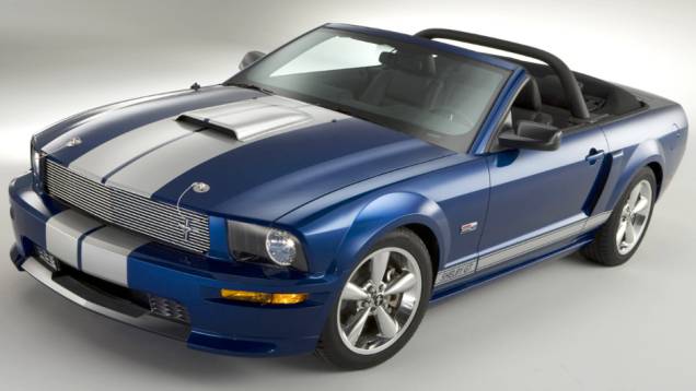 2008 - Shelby GT Convertible - Um santoantônio ajudou a melhorar a rigidez torsional do conversível, que podia ser manual ou automático. Diferente do GT500, a frente mantinha o desenho dos Mustang mais básicos 2008 - Shelby GT Convertible - Um santoantônio ajudou a melhorar a rigidez torsional do conversível, que podia ser manual ou automático. Diferente do GT500, a frente mantinha o desenho dos Mustang mais básicos