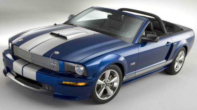 2008 - Shelby GT Convertible - Um santoantônio ajudou a melhorar a rigidez torsional do conversível, que podia ser manual ou automático. Diferente do GT500, a frente mantinha o desenho dos Mustang mais básicos