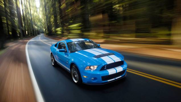 2010 - Shelby GT500 - O que era a motorização da série especial KR virou motor básico do GT500. O novo conjunto ótico e o novo desenho do capô deixaram o Mustang com visual mais arisco