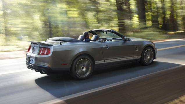 2010 - Shelby GT500 Convertible - A traseira ficou mais inclinada. As novas lanternas usavam as luzes de ré como elemento separador dos três segmentos tradicionais, característicos do Mustang das primeiras gerações