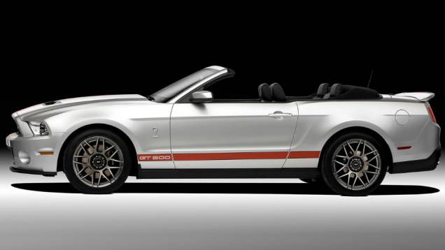 2011 - Shelby GT500 Convertible - Um novo V8 de 5.4 litros com bloco de alumínio fez do peso reduzido um aliado, elevando a potência para 550 cv