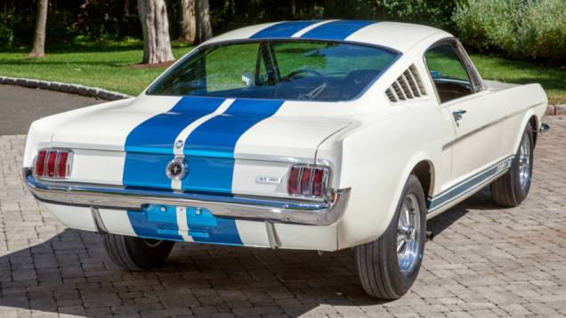 1965 - Shelby GT350 - Além das faixas de cabo a rabo, uma das marcas registradas do Shelby eram as saídas laterais do escapamento. Dos 562 exemplares produzidos em 1965, 35 foram usados em competições