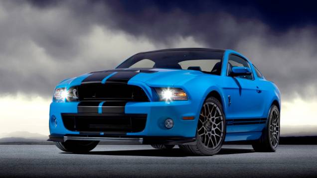 2013 - Shelby GT500 - Agora com um V8 de 5.8 litros e 662 cv, o esportivo deu um salto de vigor e passava dos 320 km/h. Para dar conta do trabalho extra, o sistema de refrigeração foi todo reprojetado