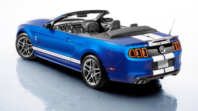 2013 - Shelby GT500 Convertible - Com o mesmo novo motor do cupê, ele dispunha de amortecedores Bilstein com regulagem eletrônica. O V8 de 662 cv era o mais potente produzido em série no mundo. Note as novas lanternas