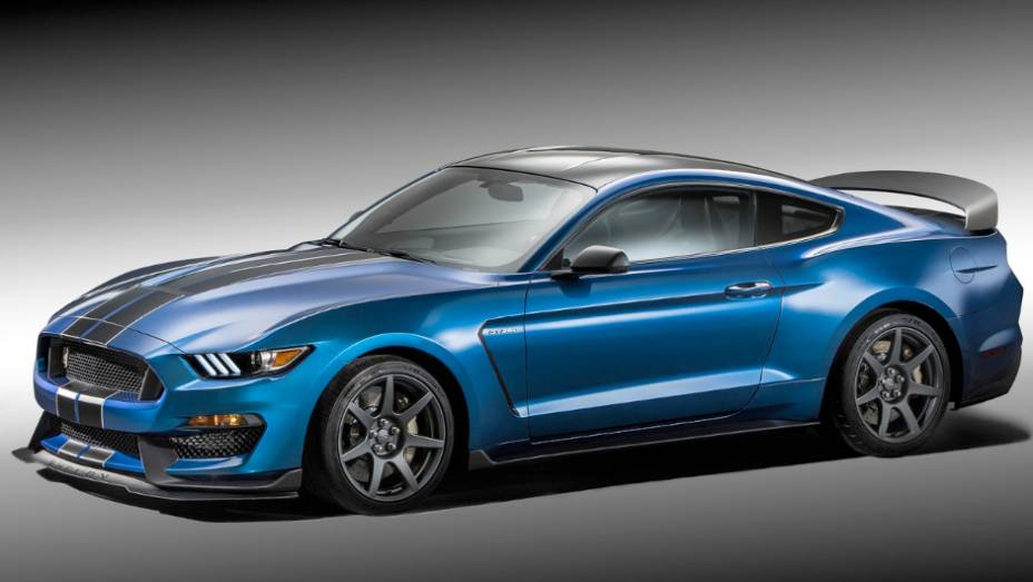 2016 - Shelby GT350R - Versão para as pistas, ainda que sem dados de desempenho divulgados tampouco, ele tem suspensão reforçada, spoiler dianteiro e aerofólio maiores e rodas de fibra de carbono