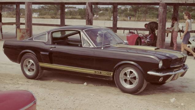 1966 - Shelby GT350H - As "guelras" das colunas C deram lugar a janelinhas. A Ford reservou mil unidades para a locadora Hertz com pintura negra e dourada para atrair um público maior para o Shelby. A maioria era automática