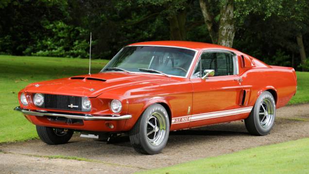 1967 - Shelby GT500 - Já na segunda geração do Mustang, o estilo atualizado deixou o Shelby bem mais agressivo. Não contente com o GT350, Shelby lança o GT500, com V8 de 7.0 litros e 380 cv