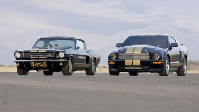 2006 - Shelby GT-H - O Shelby voltou às ruas na nova geração do Mustang, a primeira de estilo retrô. A estreia veio via frota de aluguel de 500 carros em nova parceira com a Hertz. Seu V8 de 4.6 litros produzia 325 cv 2006 - Shelby GT-H - O Shelby voltou às ruas na nova geração do Mustang, a primeira de estilo retrô. A estreia veio via frota de aluguel de 500 carros em nova parceira com a Hertz. Seu V8 de 4.6 litros produzia 325 cv